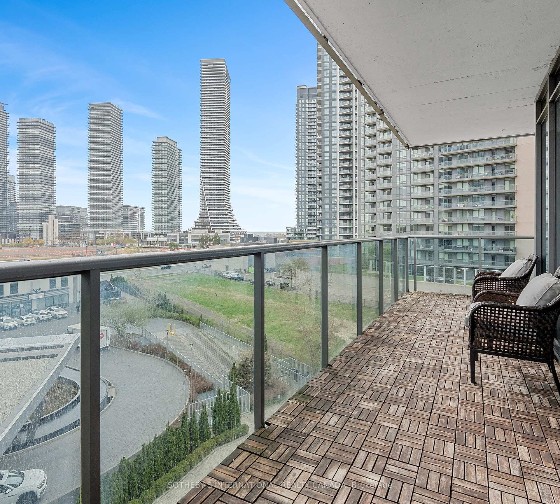 3 Bedrooms Condo at 88 Park Lawn, Toronto For sale