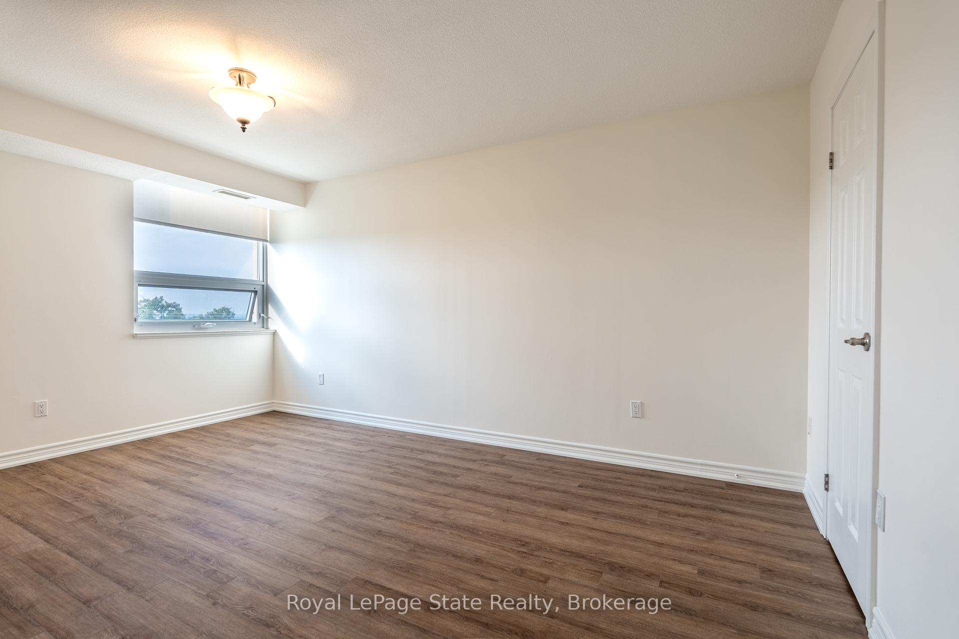 2 Bedrooms Condo at 500 Green,  Hamilton For sale