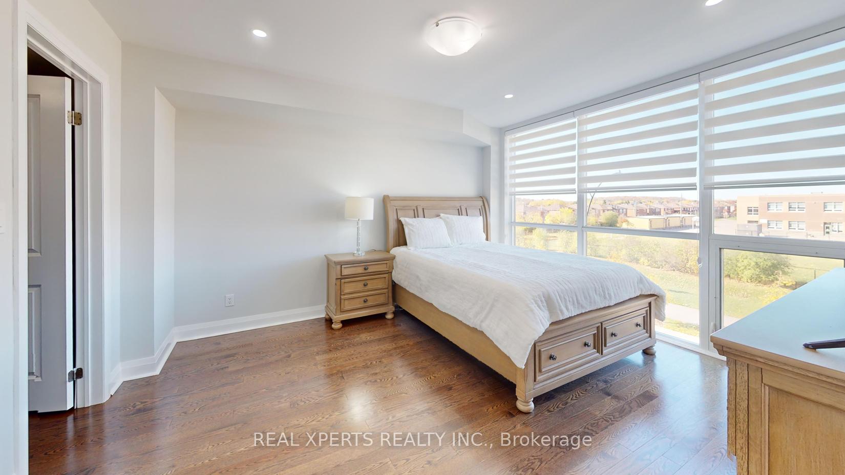 4 Bedrooms Condo at 90 Little Creek,  Mississauga For sale