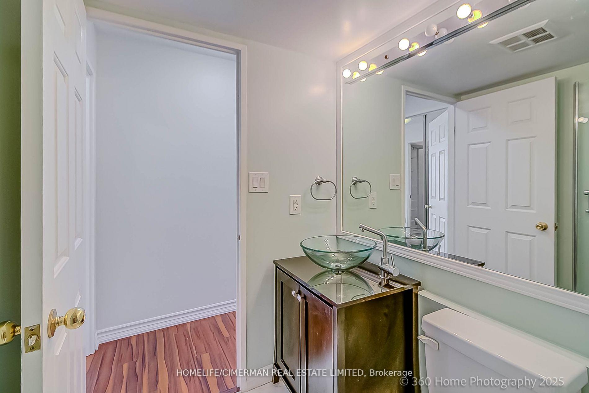 2 Bedrooms Condo at 20 Southport, Toronto For sale