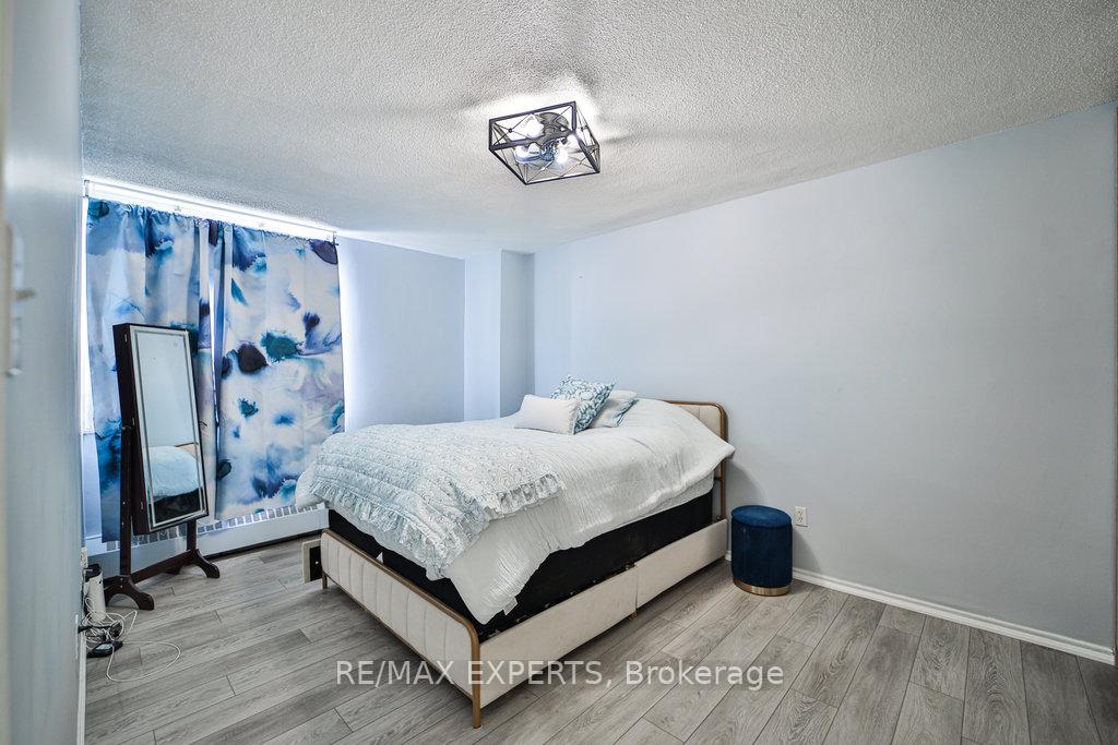 2 Bedrooms Condo at 551 The West Mall,  Toronto For sale