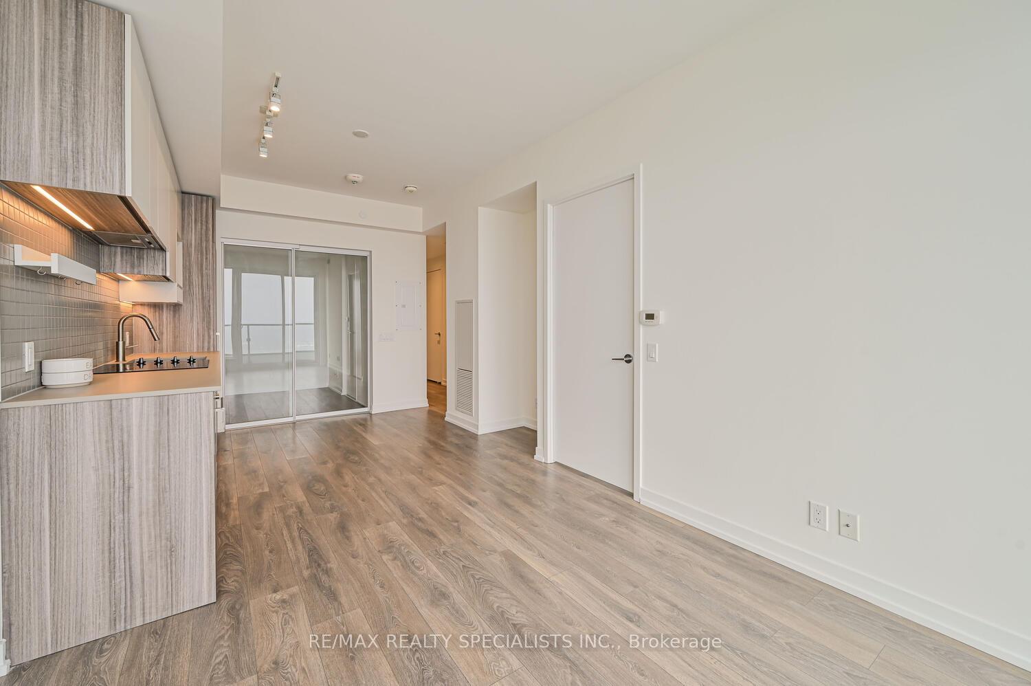 2 Bedrooms Condo at 5 BUTTERMILL, Vaughan For sale