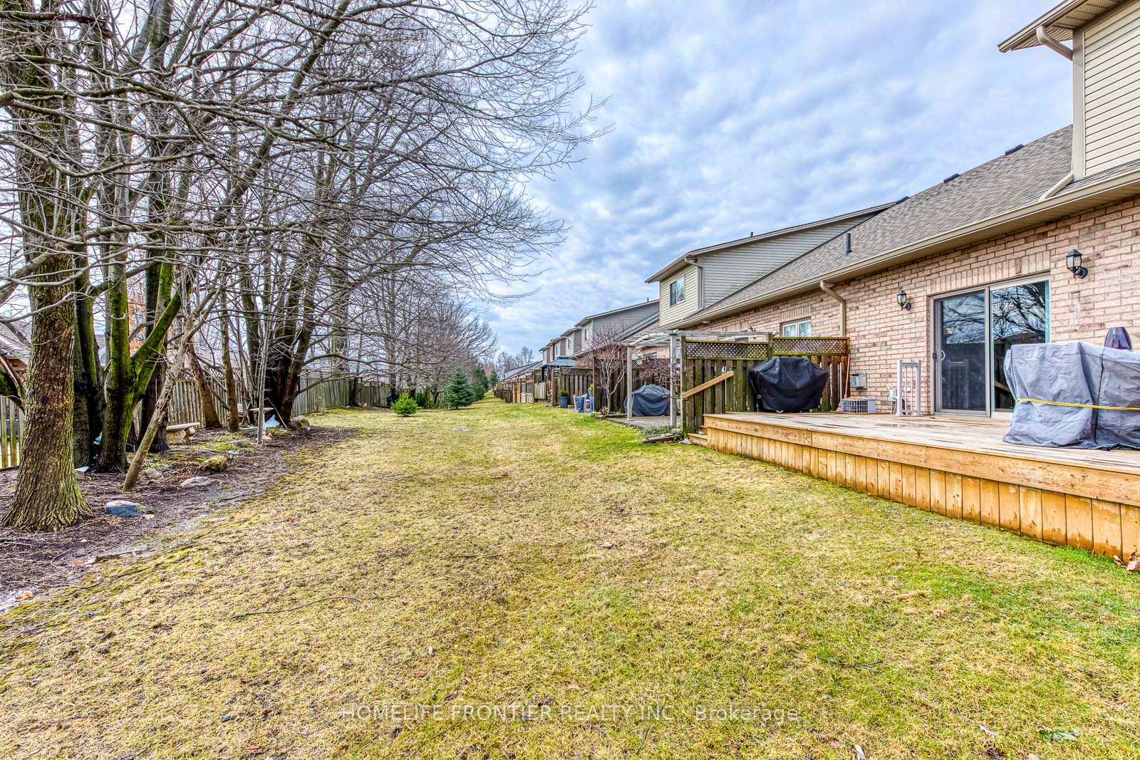 4 Bedrooms Condo at 90 Oakhampton,  Hamilton For sale