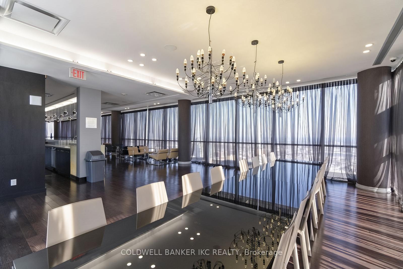 2 Bedrooms Condo at 223 Webb, Mississauga For sale