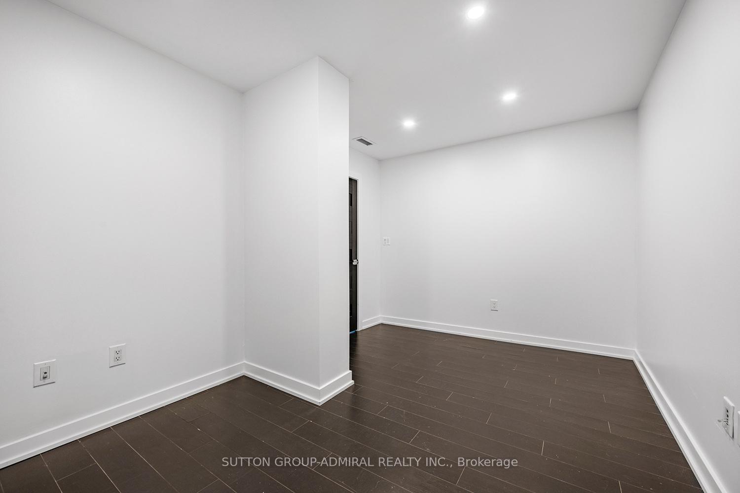 3 Bedrooms Condo at 18 Capreol, Toronto For sale
