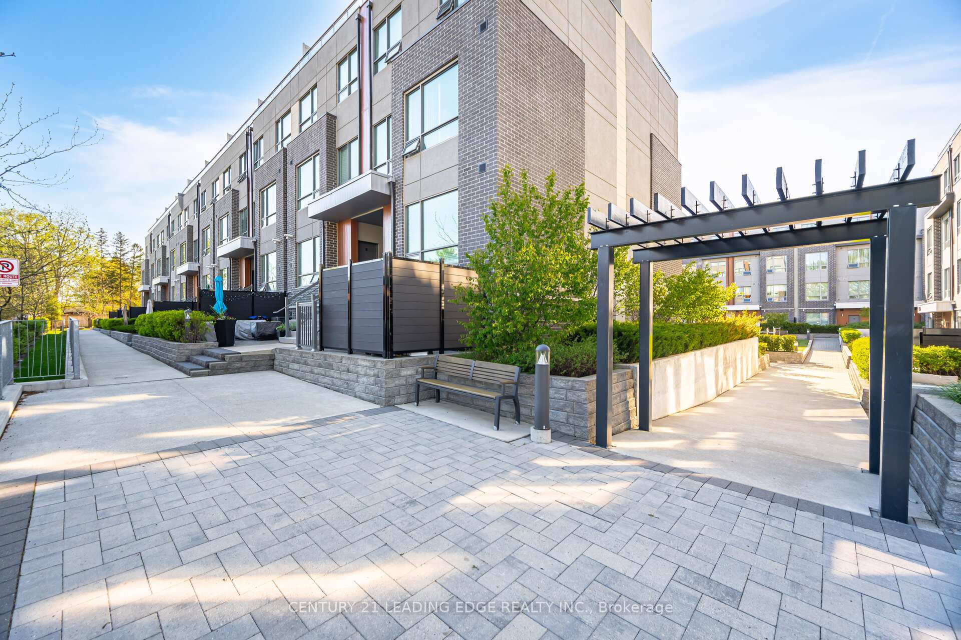 2 Bedrooms Condo at 650 Atwater, Mississauga For sale