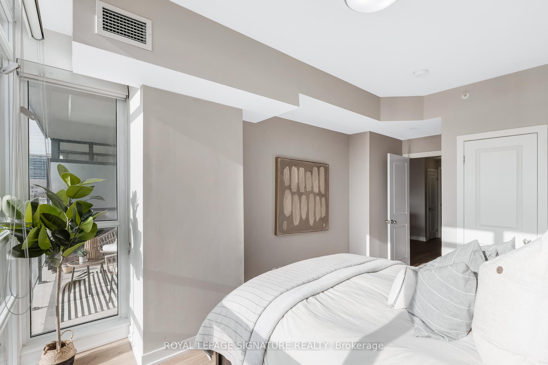 2 Bedrooms Condo at 8 Fieldway, Toronto For sale