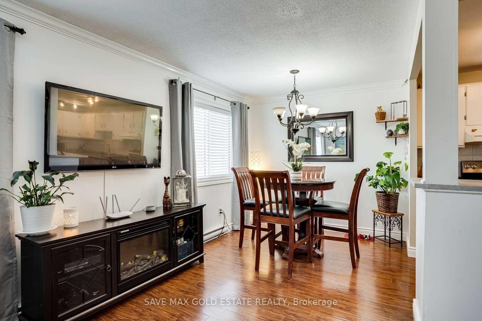 4 Bedrooms Condo at 1066 FALGARWOOD, Oakville For sale