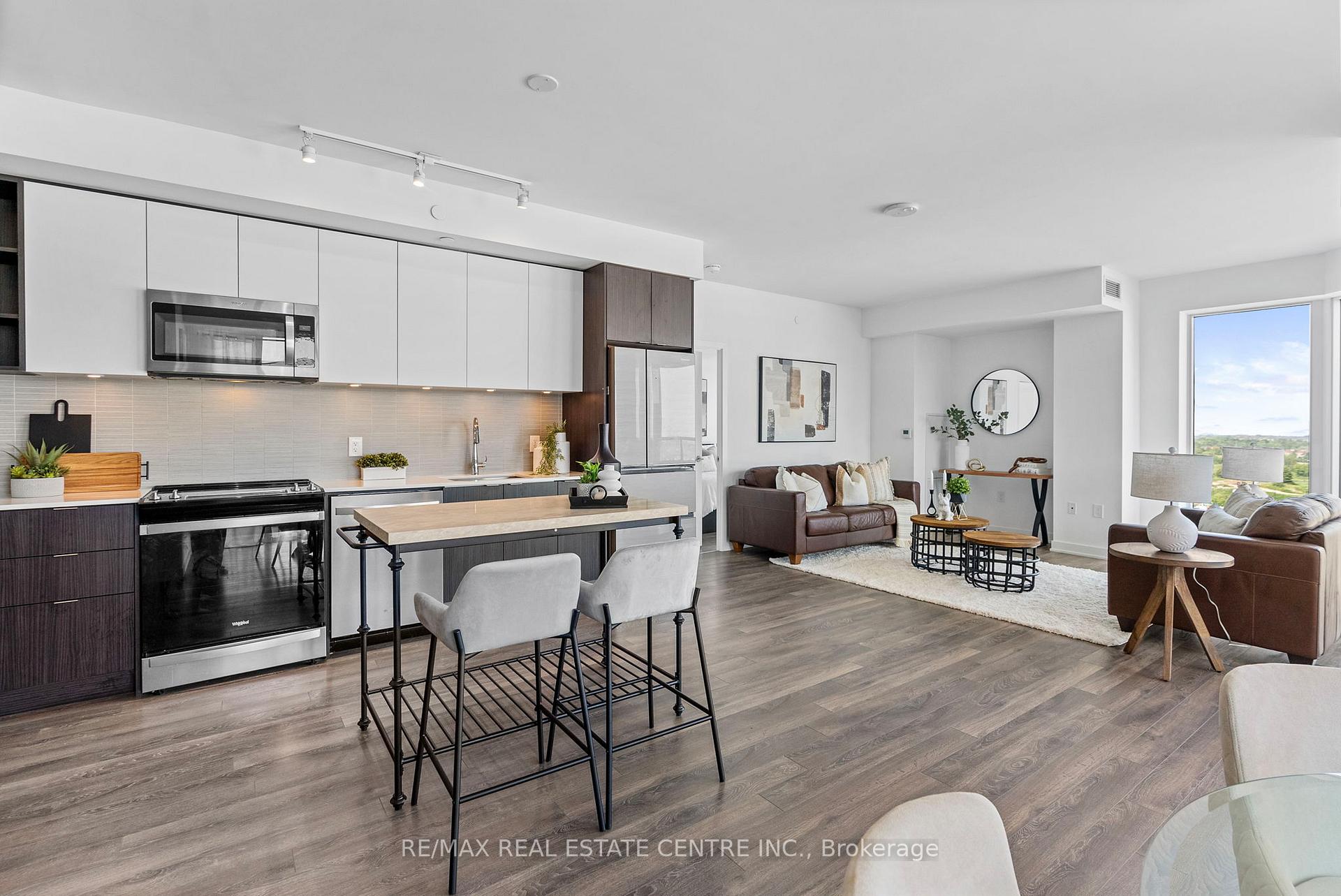3 Bedrooms Condo at 100 Eagle Rock, Vaughan For sale