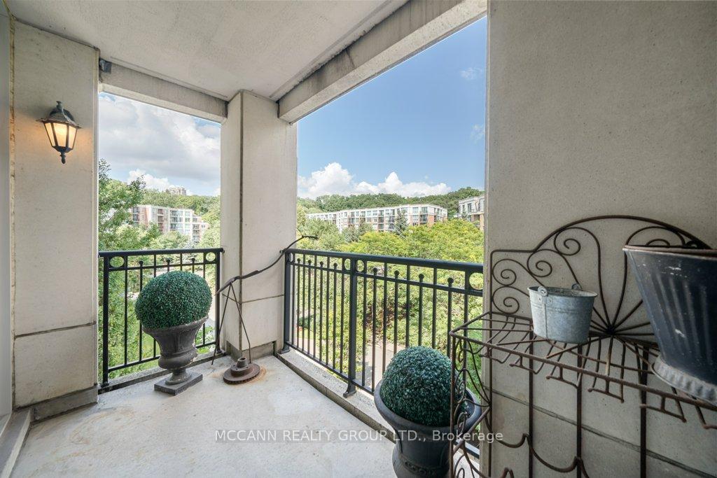 2 Bedrooms Condo at 18 William Carson, Toronto For sale