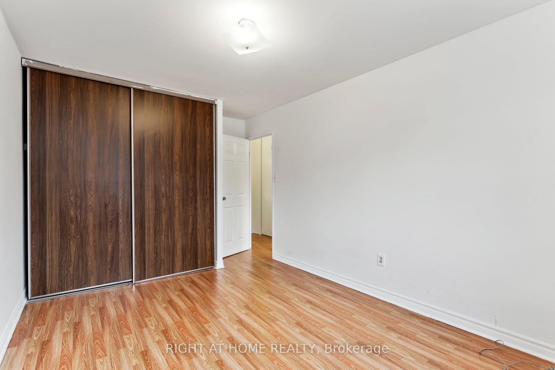 6 Bedrooms Condo at 44 Chester Le, Toronto For sale