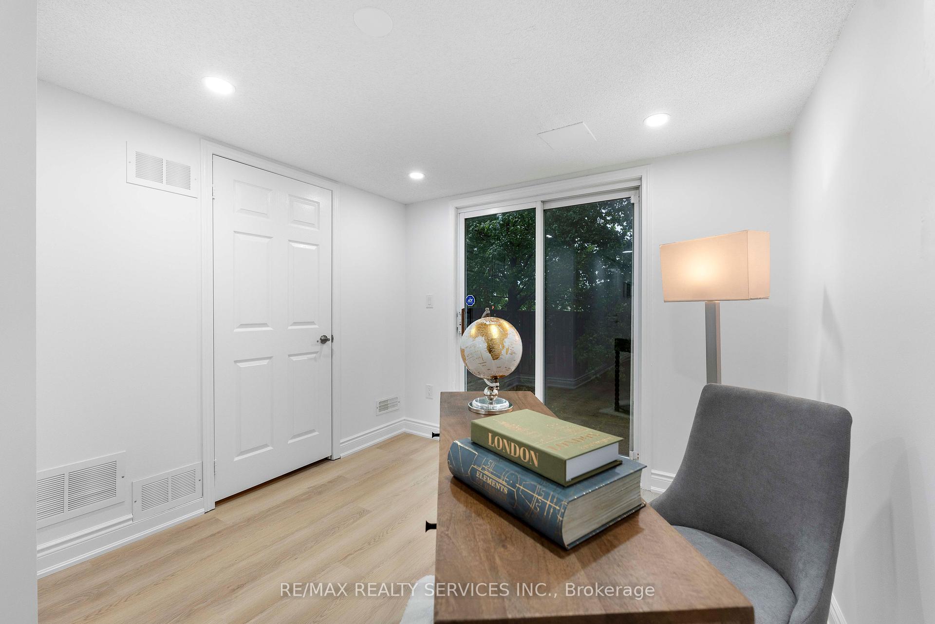 4 Bedrooms Condo at 80 Acorn, Mississauga For sale