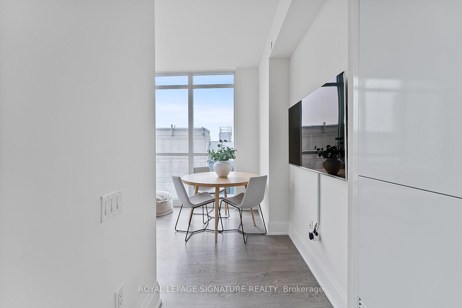 2 Bedrooms Condo at 30 Roehampton, Toronto For sale