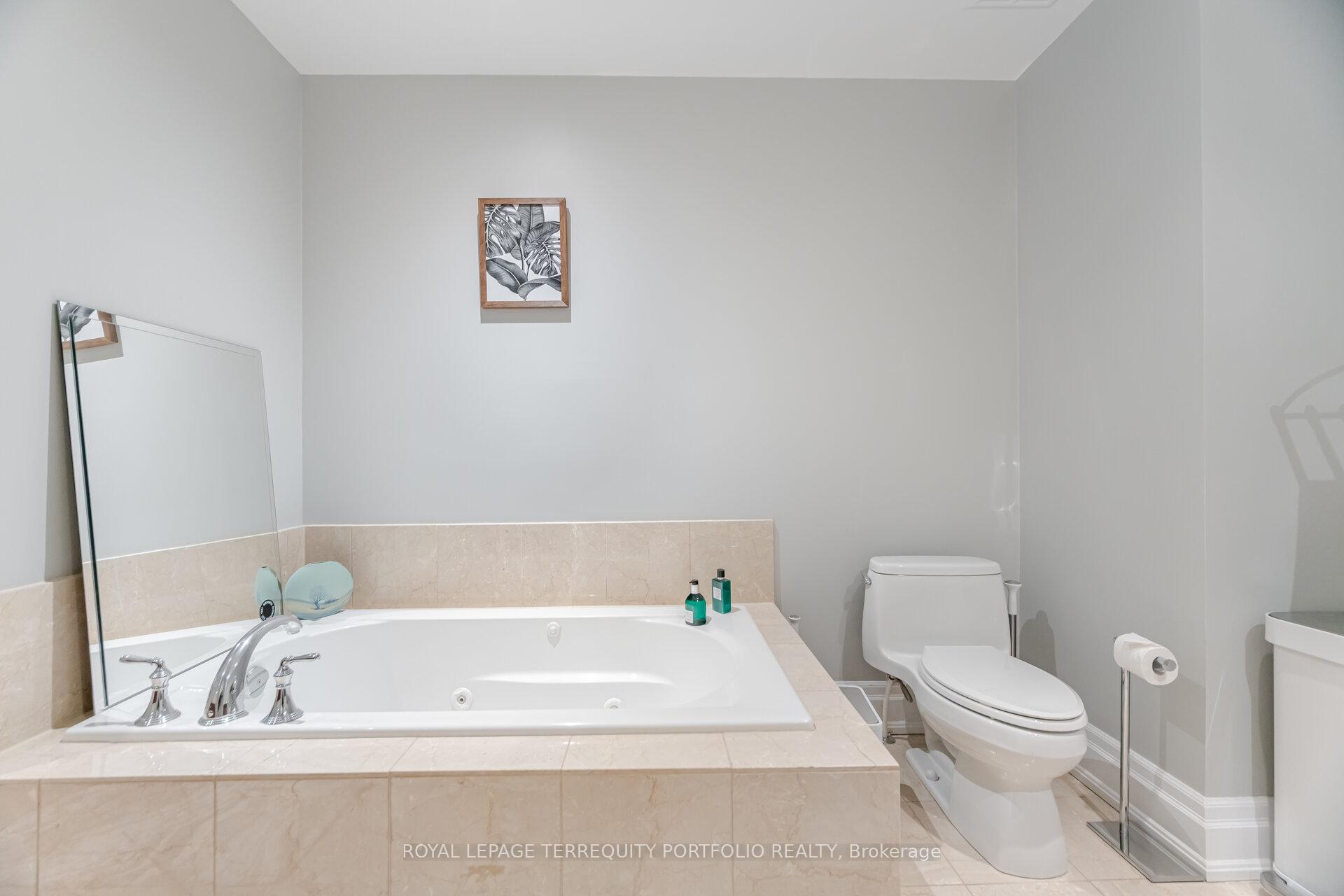 4 Bedrooms Condo at 51 York Mills,  Toronto For sale