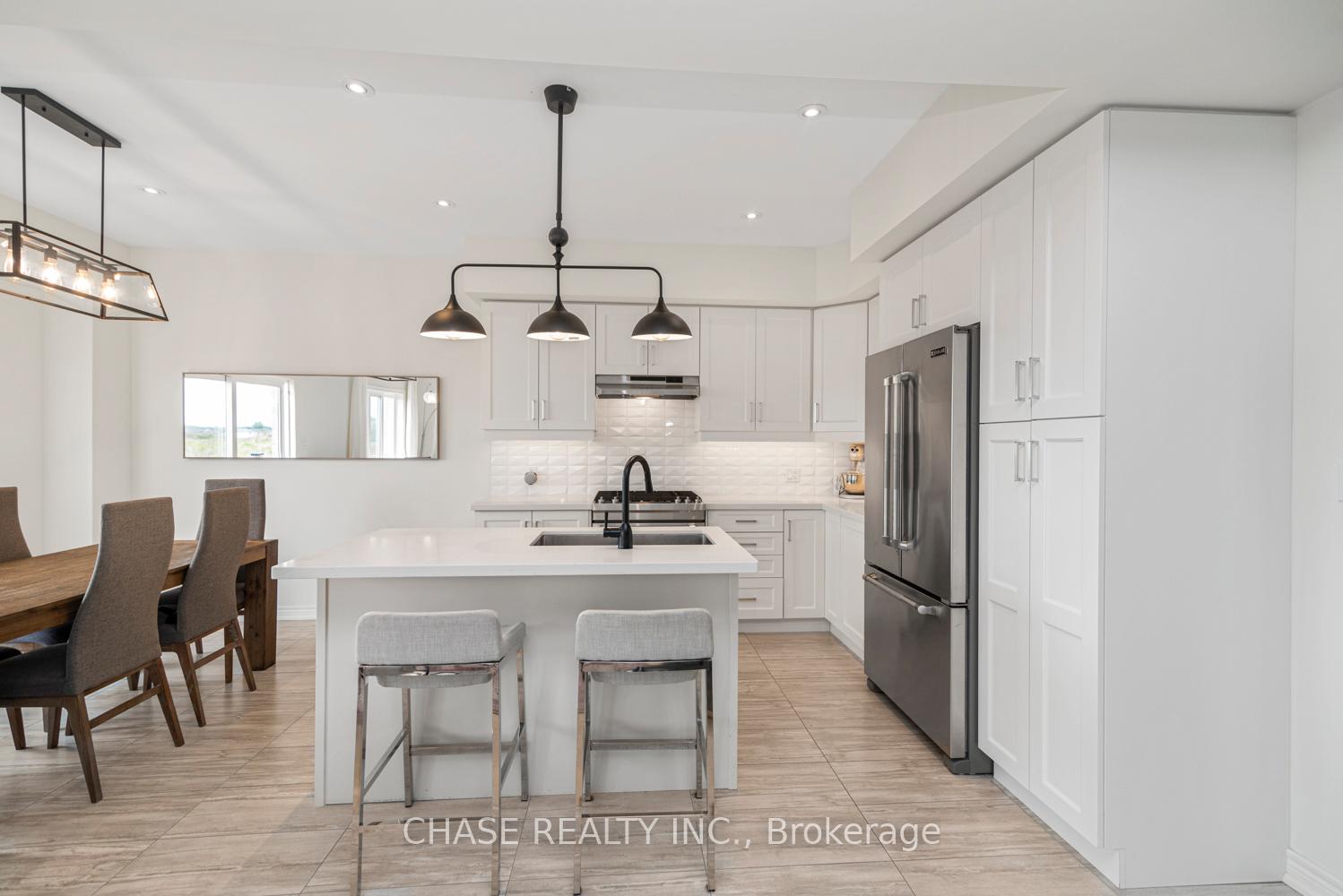 8 Bedrooms Condo at 120 Vineberg,  Hamilton For sale