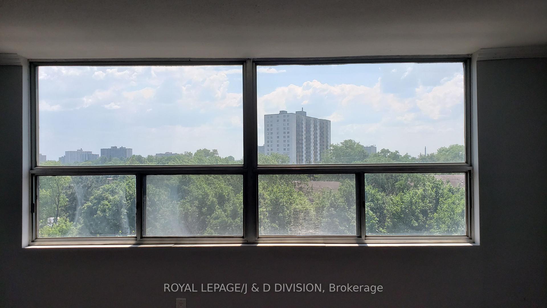 2 Bedrooms Condo at 10 Tobermory, Toronto For sale
