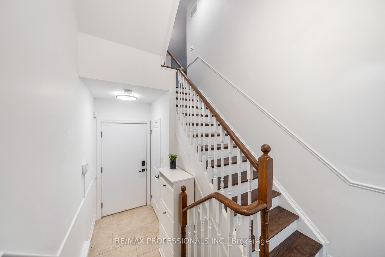 2 Bedrooms Condo at 1437 Lakeshore,  Mississauga For sale