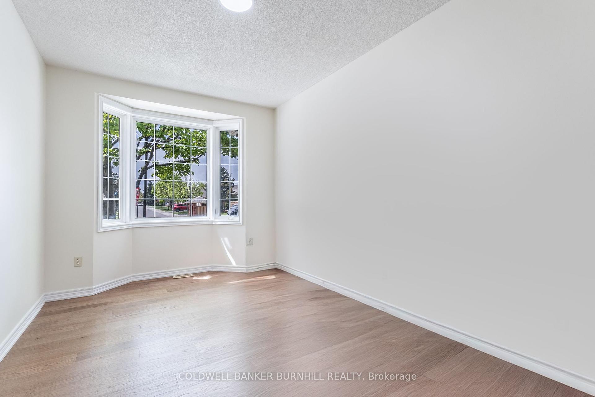 2 Bedrooms Condo at 56 Northern Breeze, Hamilton For sale