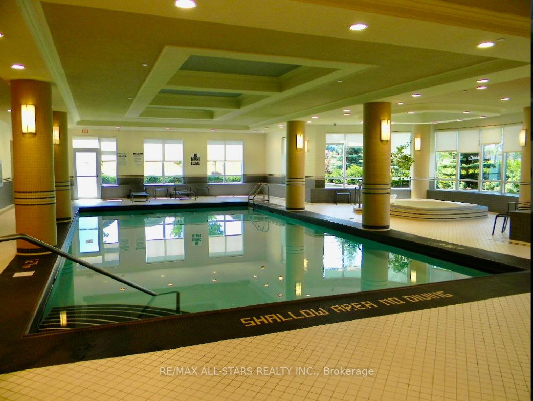 2 Bedrooms Condo at 35 Viking, Toronto For sale