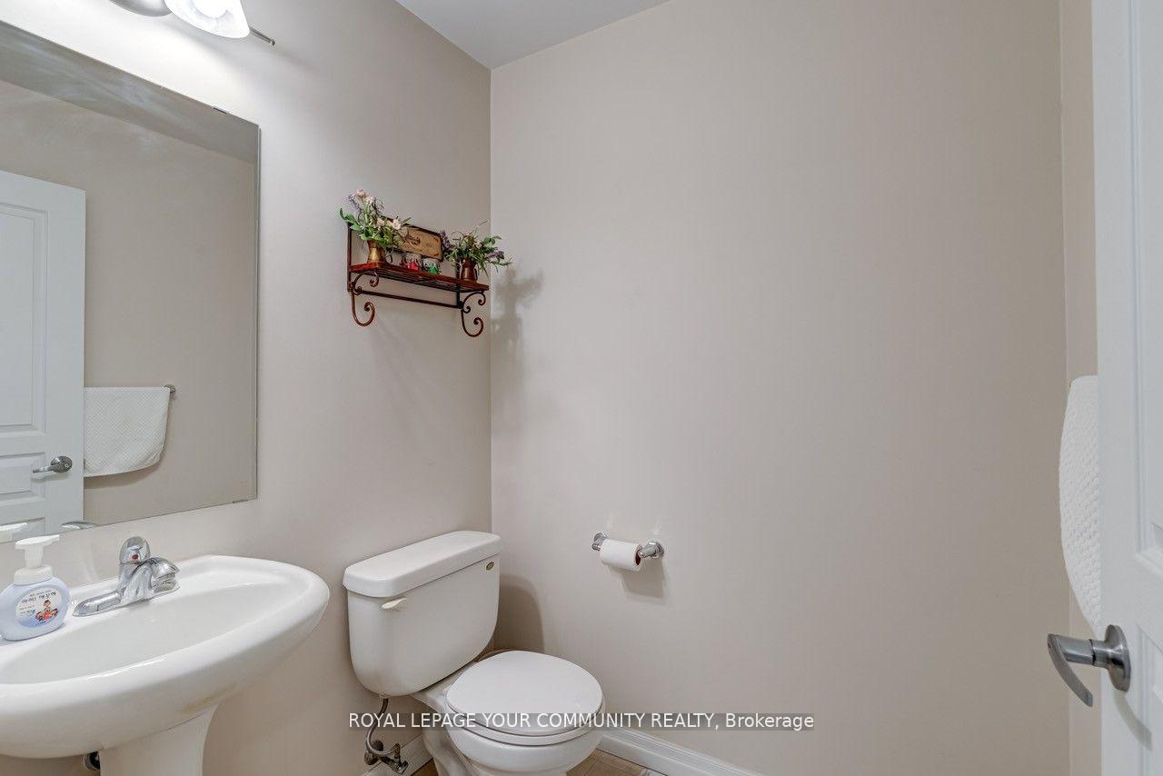 2 Bedrooms Condo at 225 Webb, Mississauga For sale