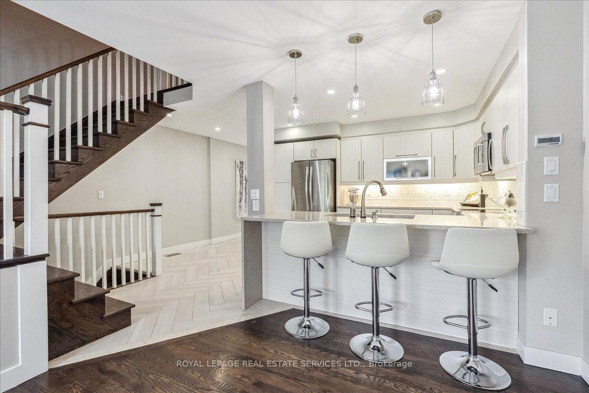 3 Bedrooms Condo at 2250 Rockingham, Oakville For sale