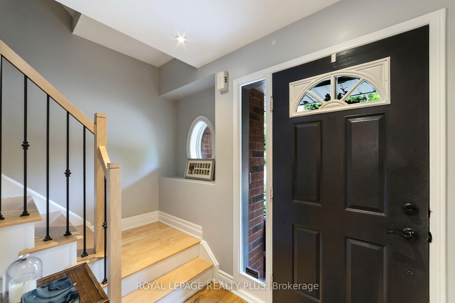 3 Bedrooms Condo at 928 Queen, Mississauga For sale