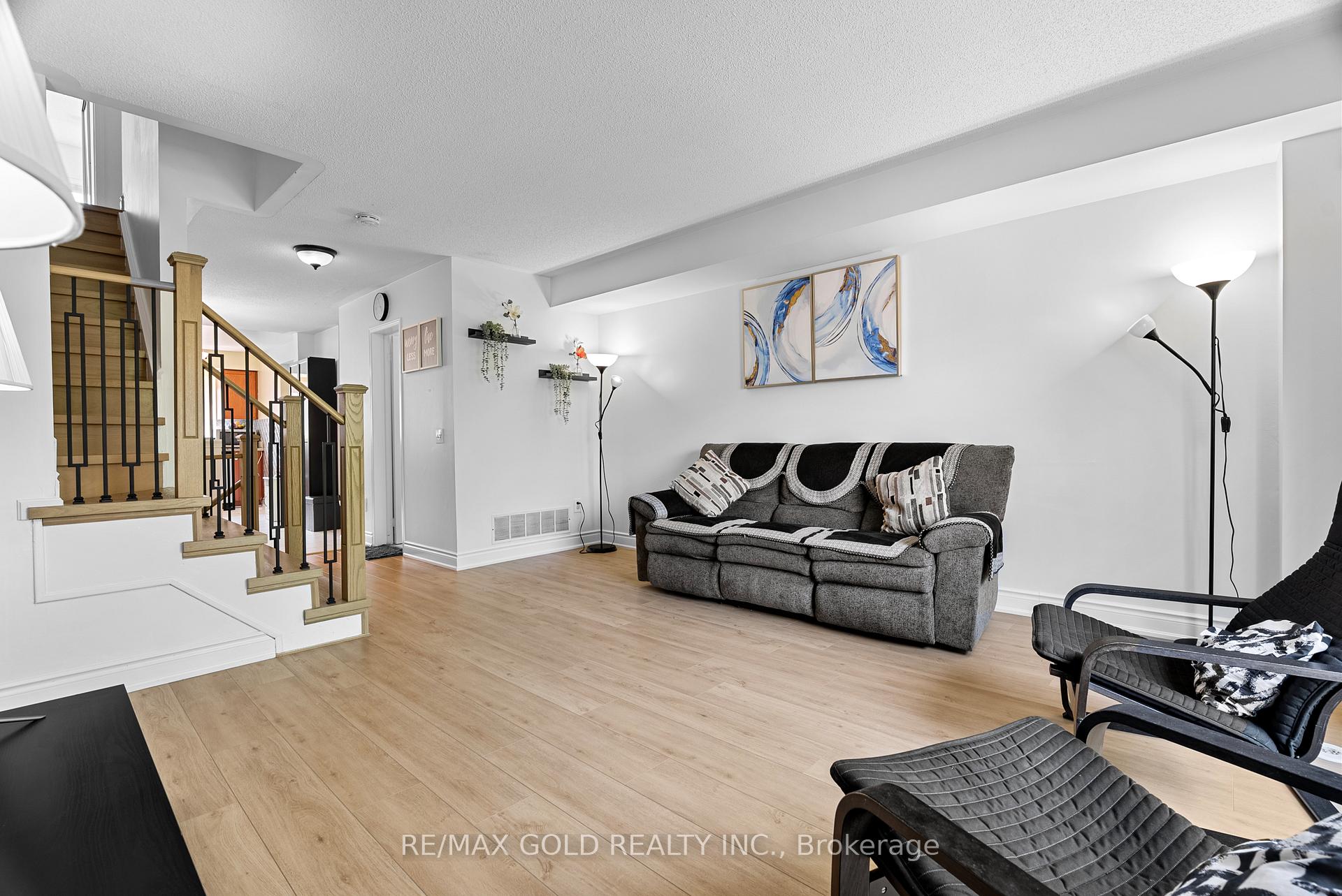 3 Bedrooms Condo at 50 Strathaven, Mississauga For sale