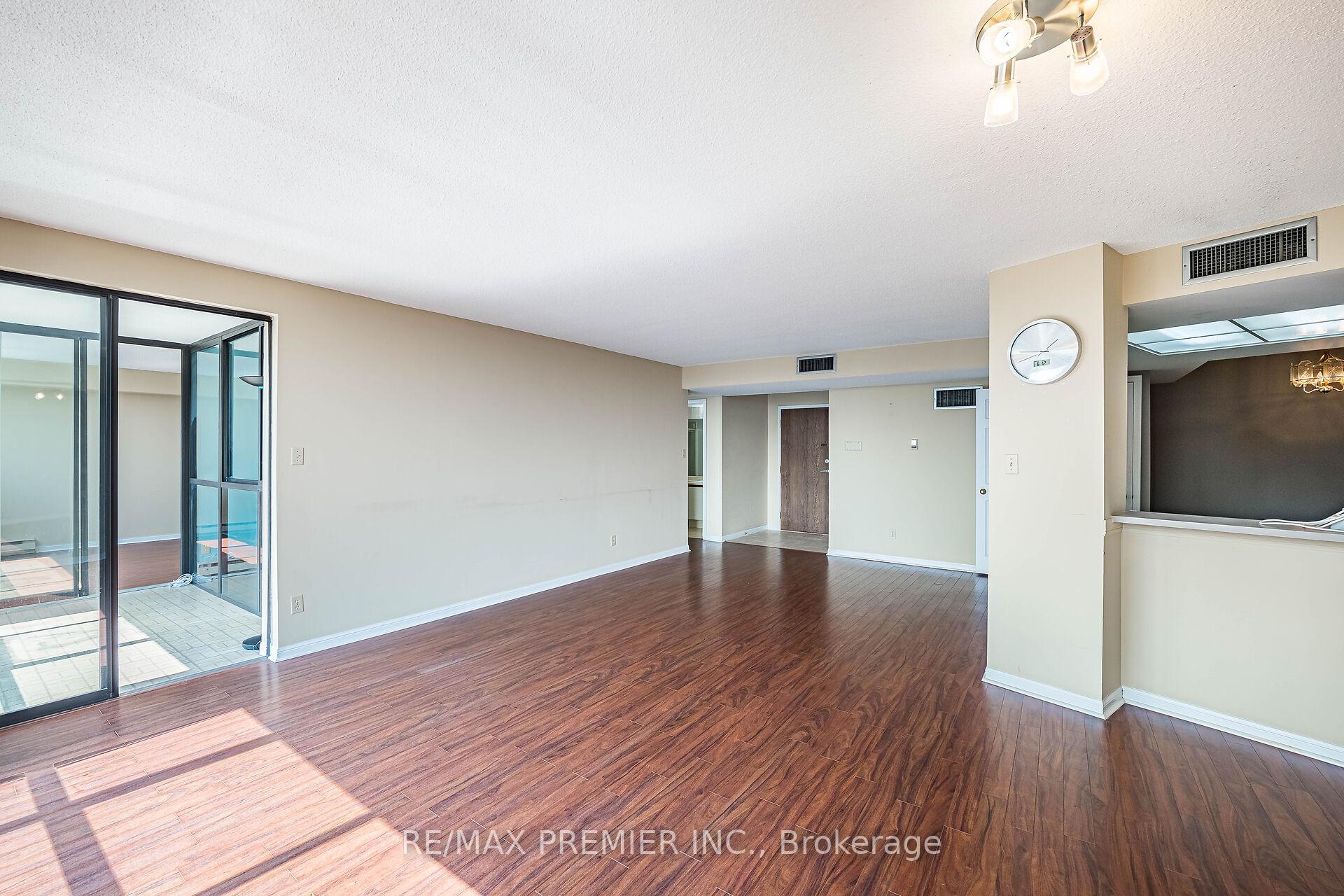 3 Bedrooms Condo at 40 Richview, Toronto For sale