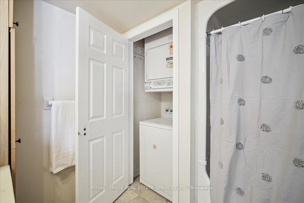 2 Bedrooms Condo at 1440 Bishops, Oakville For sale