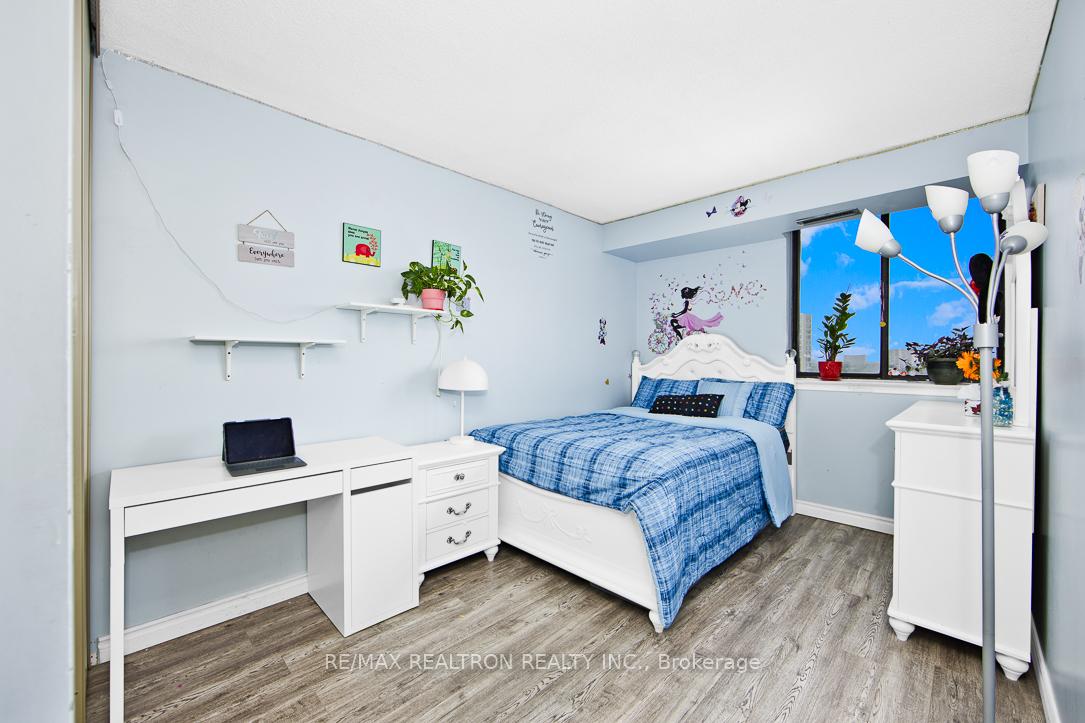 4 Bedrooms Condo at 25 Bamburgh, Toronto For sale