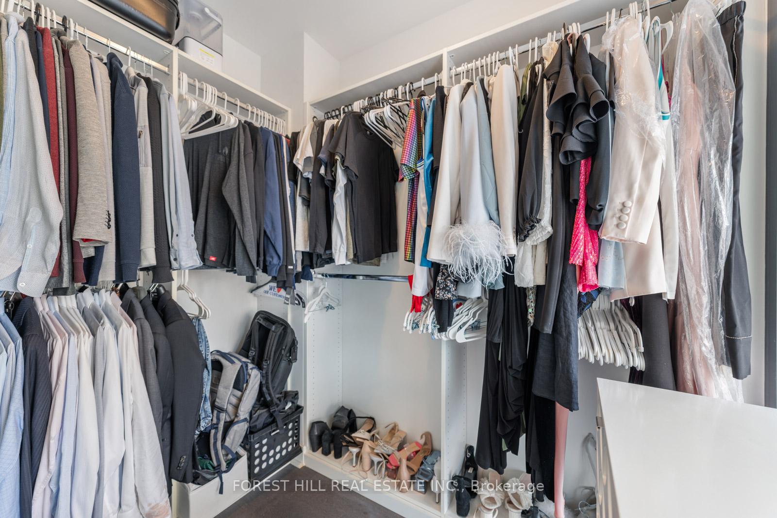 2 Bedrooms Condo at 161 Roehampton, Toronto For sale