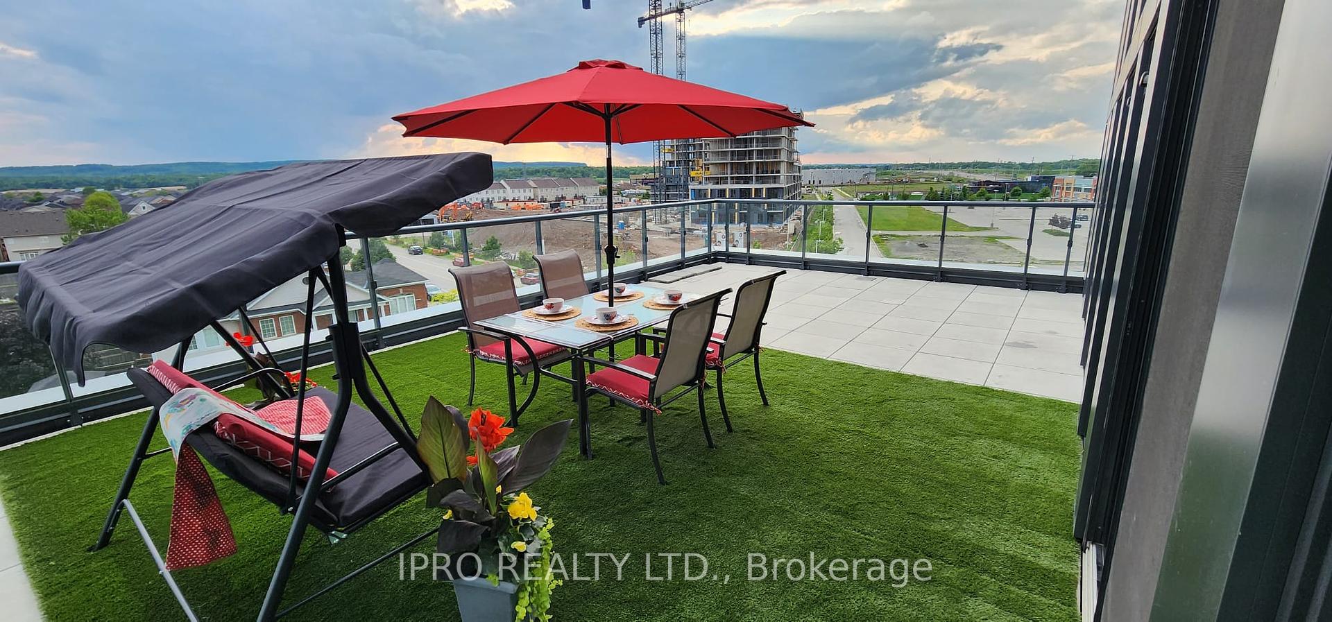 2 Bedrooms Condo at 3200 Dakota, Burlington For sale