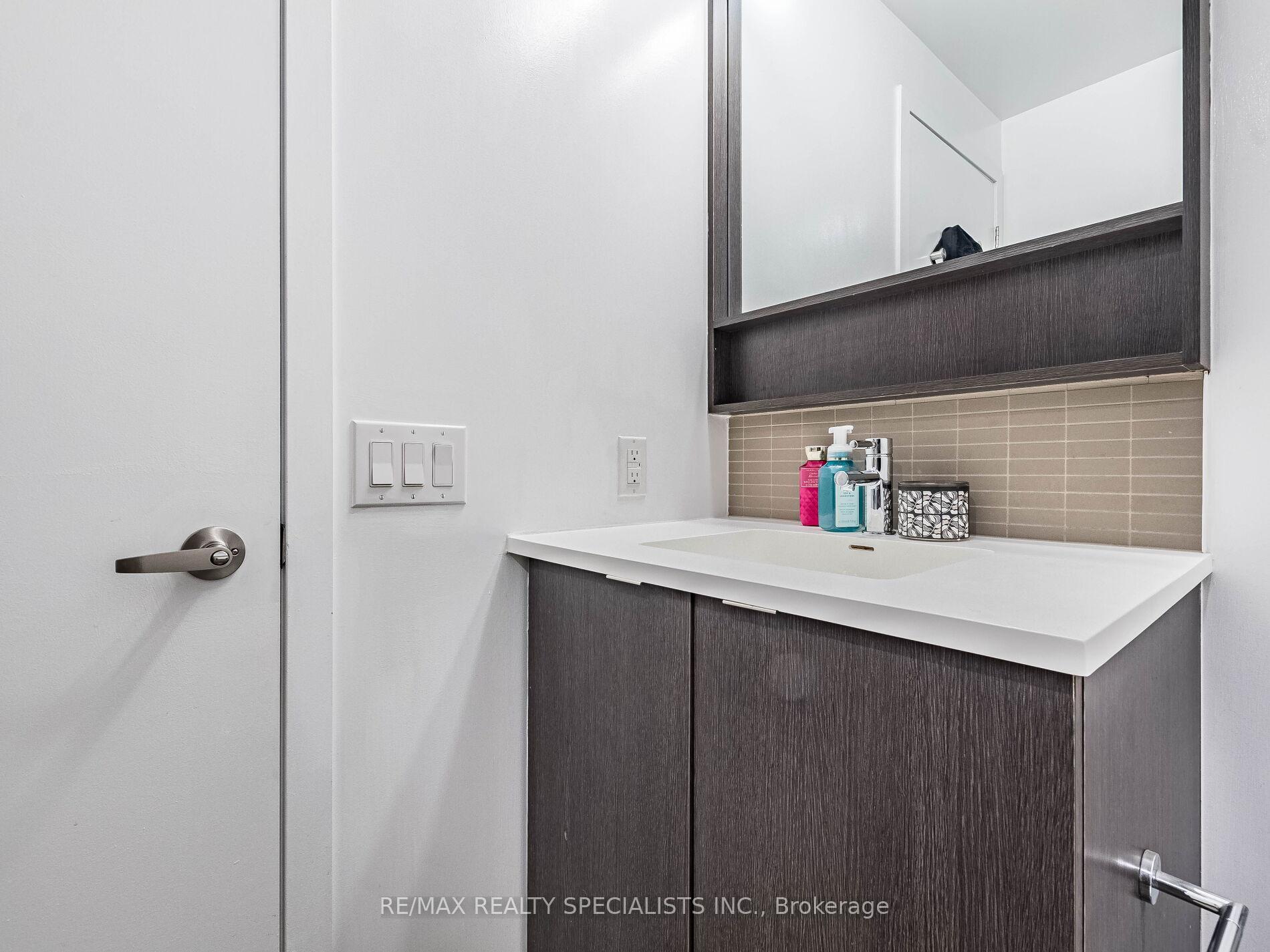 2 Bedrooms Condo at 2560 Eglinton, Mississauga For sale
