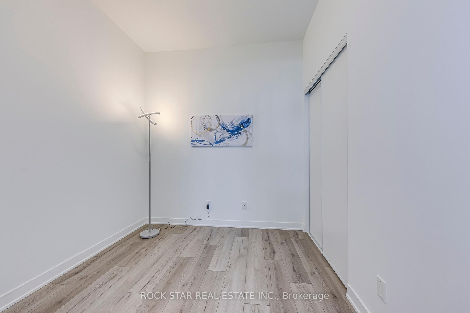 2 Bedrooms Condo at 405 Dundas,  Oakville For sale