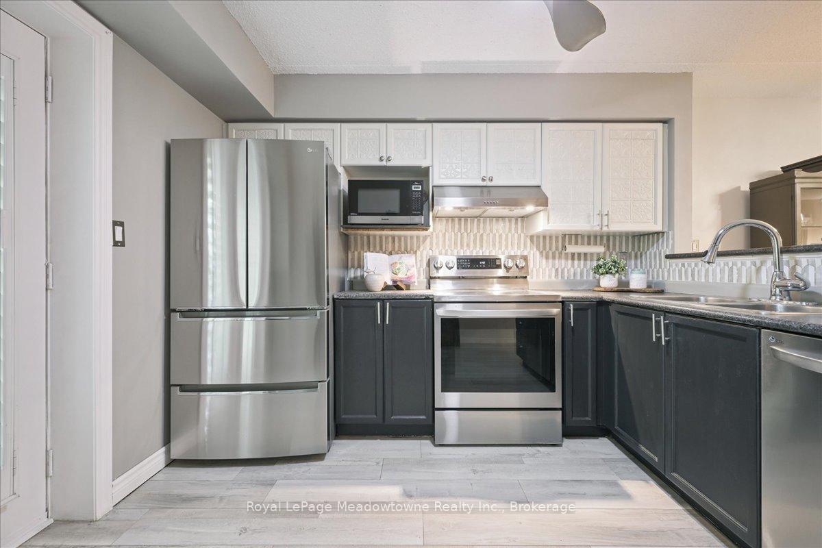 2 Bedrooms Condo at 1450 Bishops, Oakville For sale