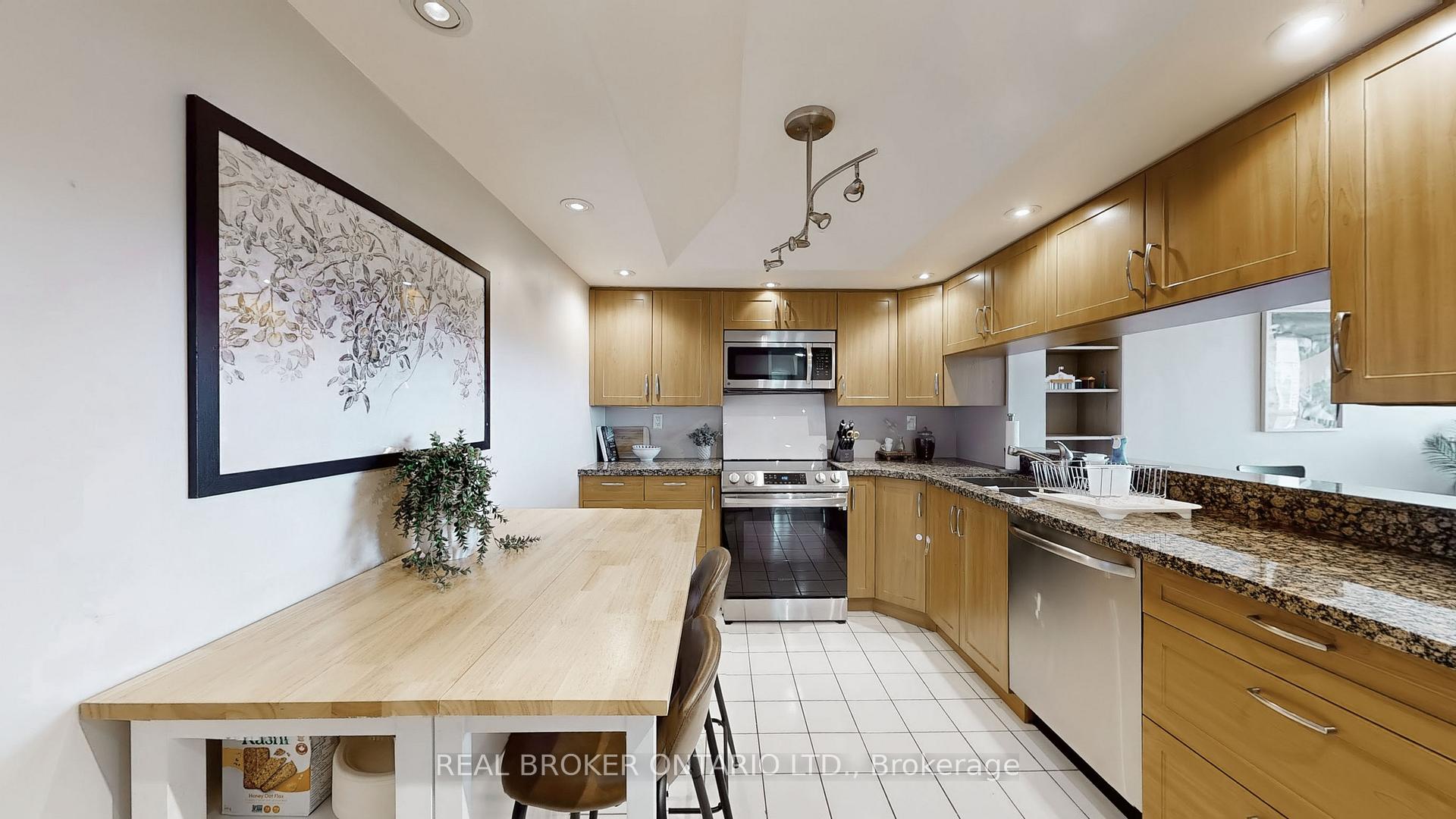2 Bedrooms Condo at 7440 Bathurst, Vaughan For sale