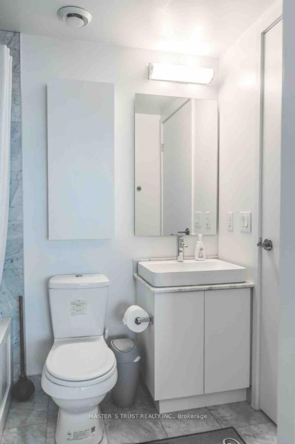 2 Bedrooms Condo at 14 York, Toronto For sale