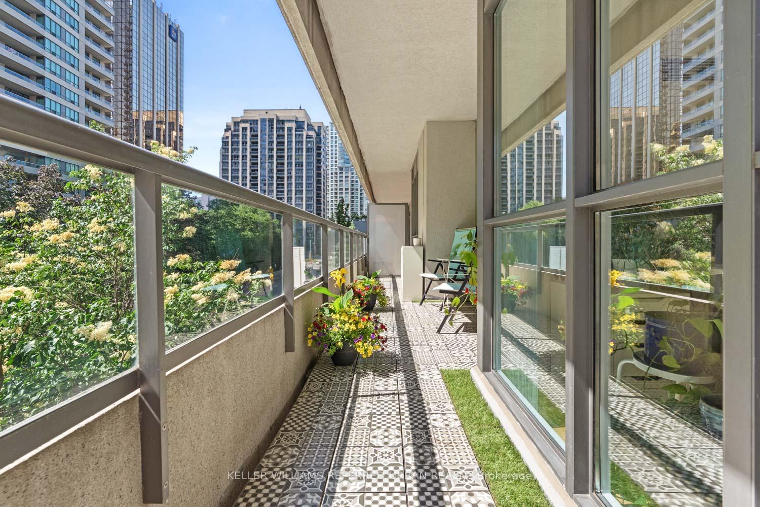 2 Bedrooms Condo at 35 Hollywood, Toronto For sale