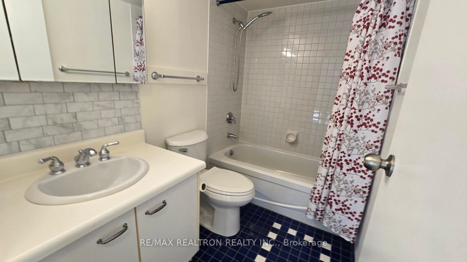 2 Bedrooms Condo at 70 Elmsthorpe, Toronto For sale