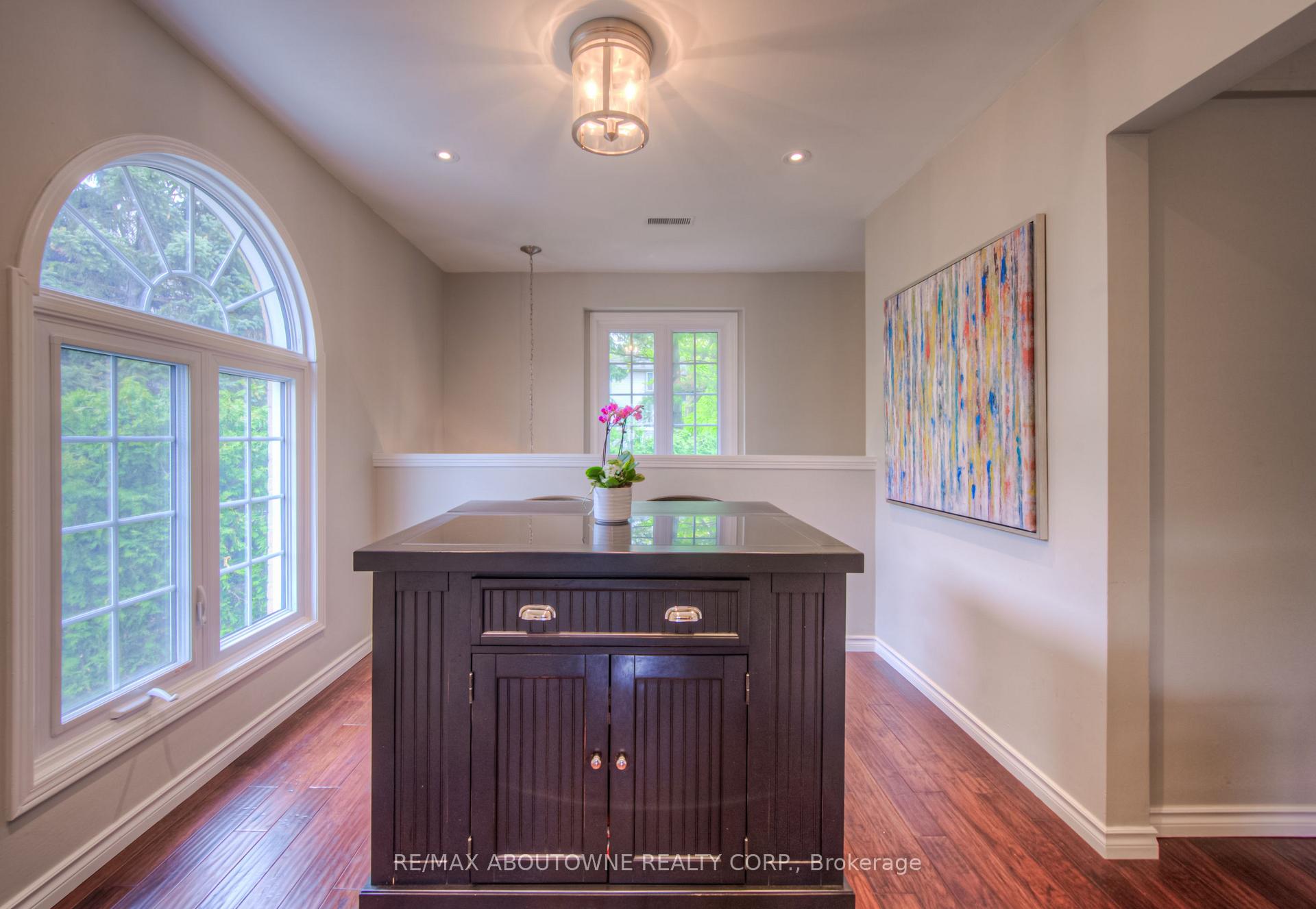2 Bedrooms Condo at 2110 Cleaver, Burlington For sale