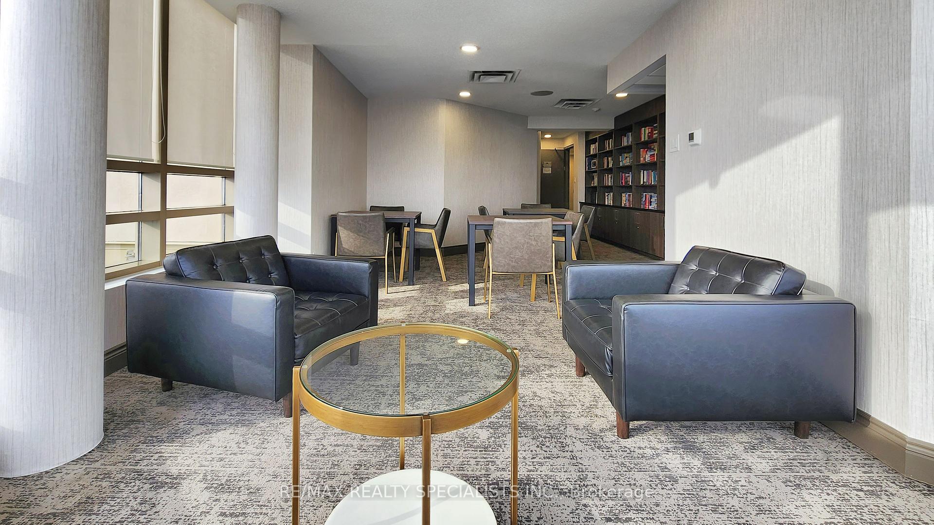 2 Bedrooms Condo at 45 Kingsbridge Garden, Mississauga For sale