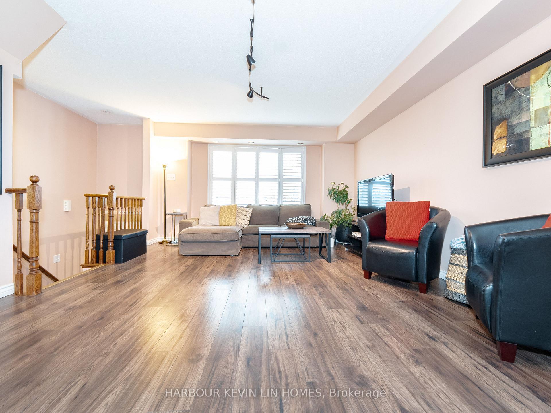 3 Bedrooms Condo at 4975 Southampton, Mississauga For sale