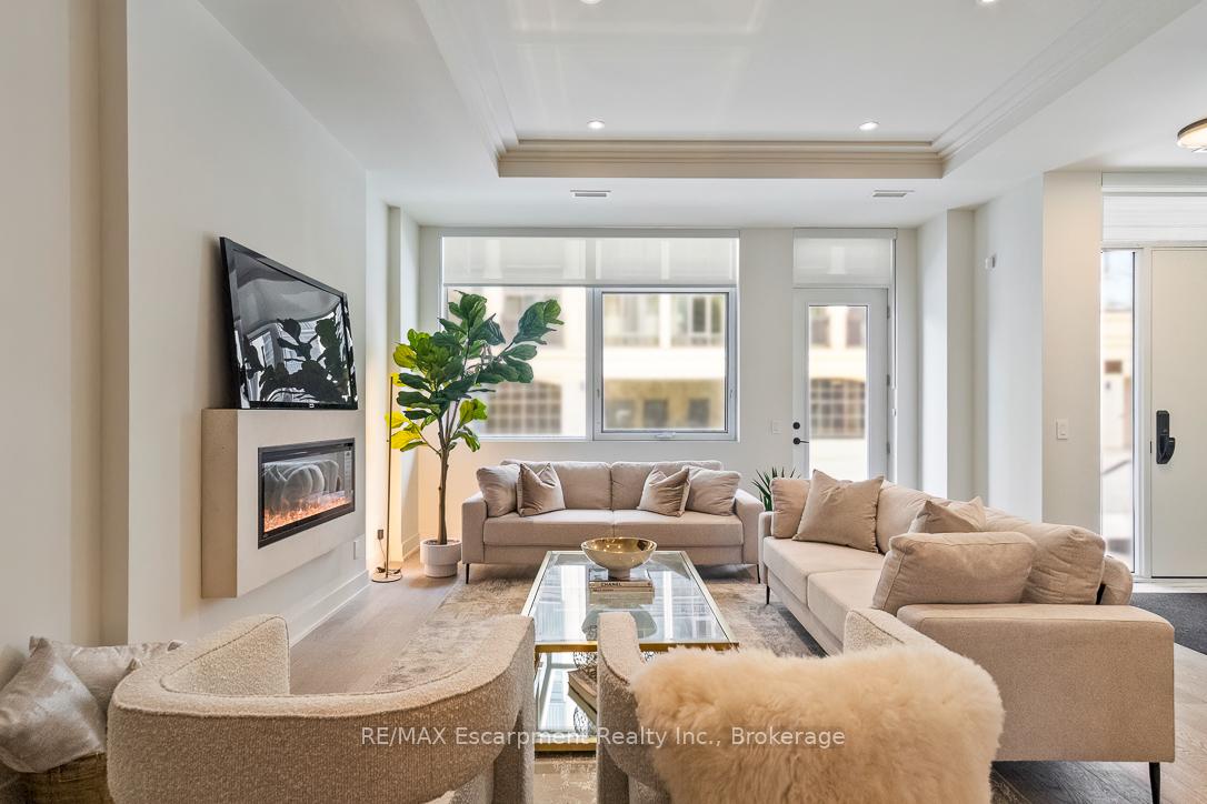 3 Bedrooms Condo at 123 Maurice, Oakville For sale