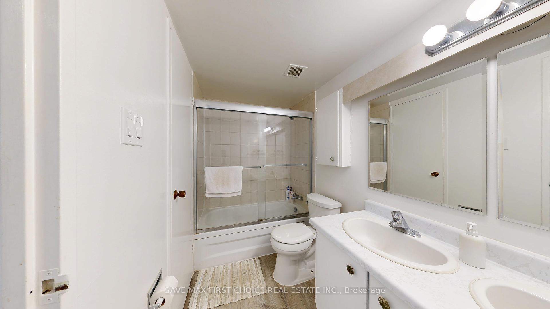 3 Bedrooms Condo at 15 Torrance, Toronto For sale