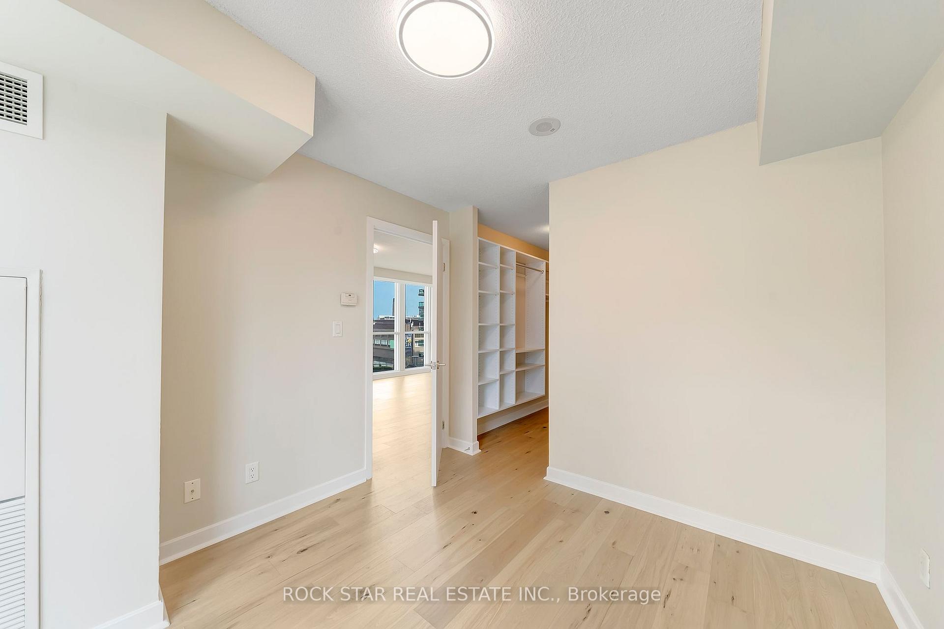 2 Bedrooms Condo at 18 Harbour,  Toronto For sale