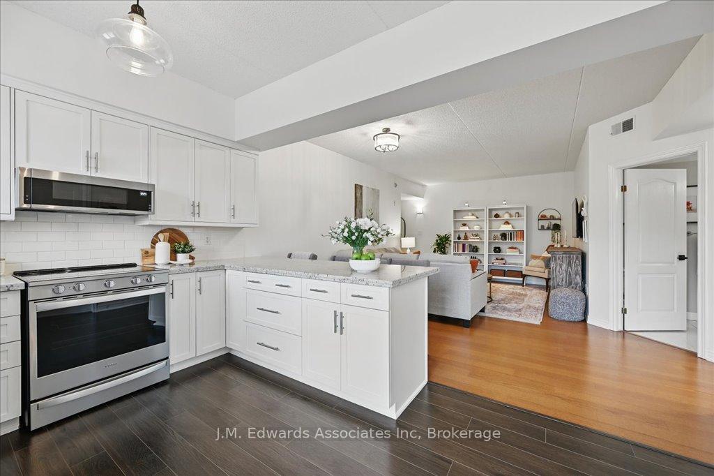 2 Bedrooms Condo at 4006 Kilmer, Burlington For sale