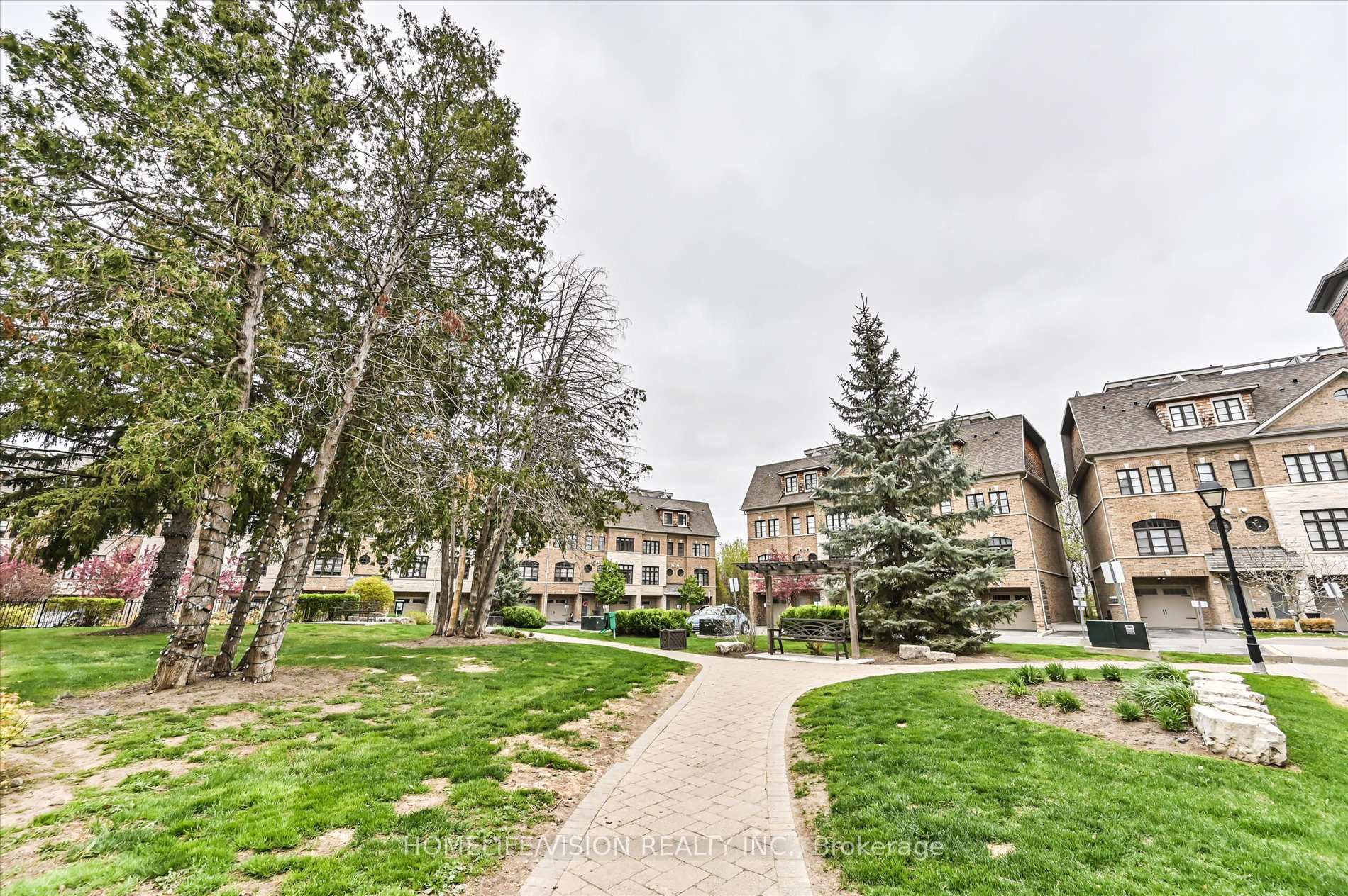 4 Bedrooms Condo at 2 Agar, Vaughan For sale