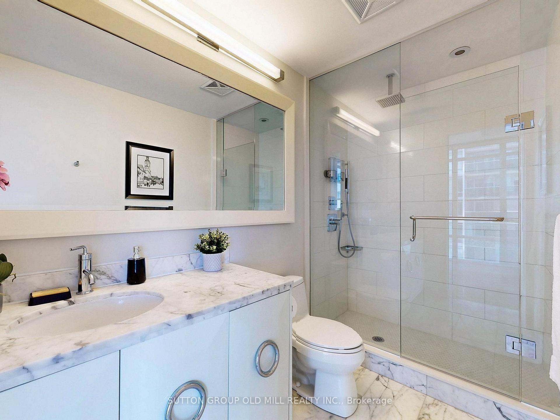 3 Bedrooms Condo at 90 Park Lawn, Toronto For sale