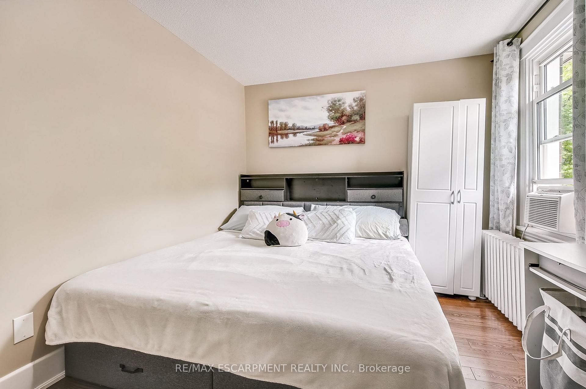 2 Bedrooms Condo at 25 Mountwood, Hamilton For sale