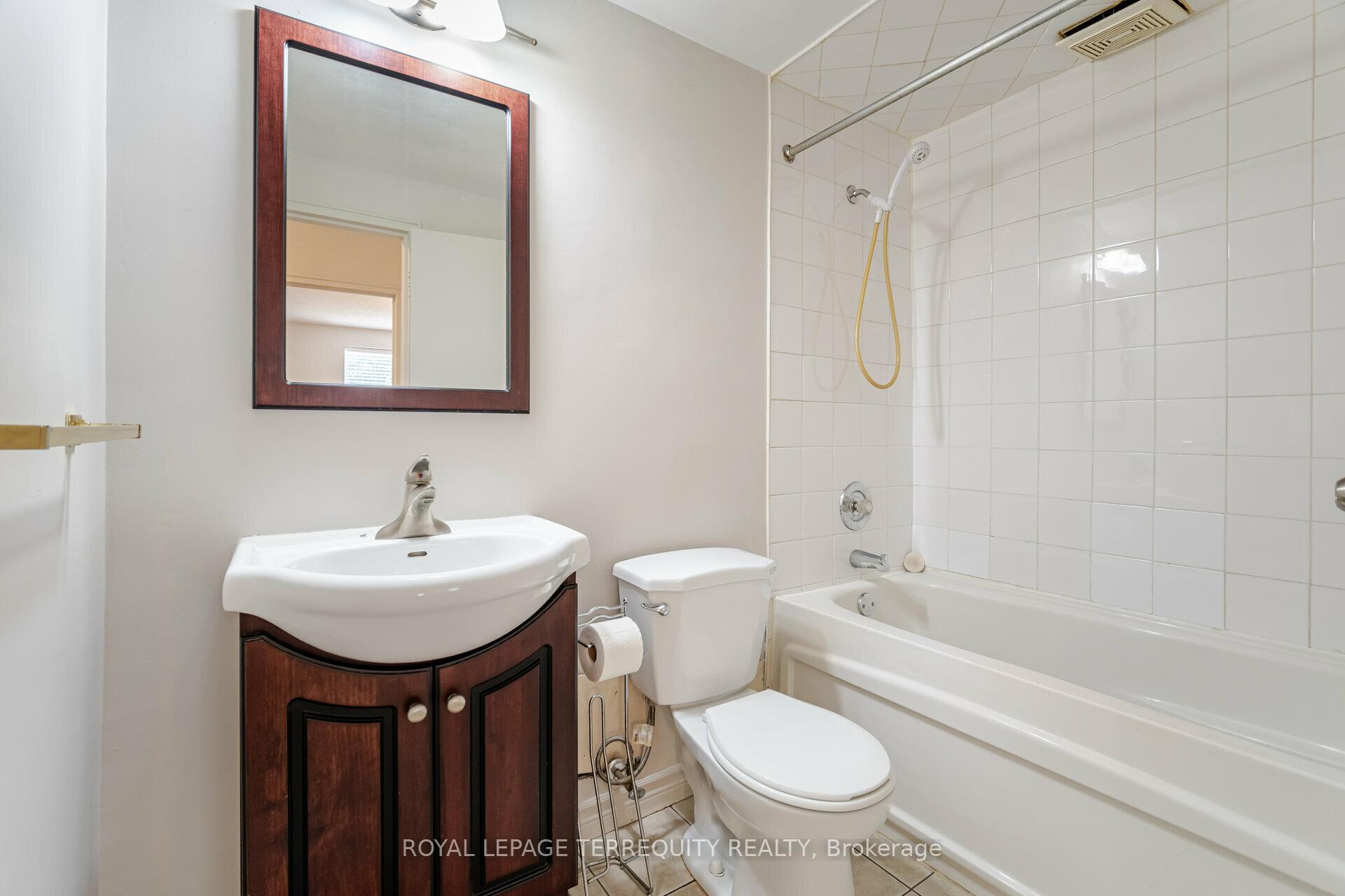 2 Bedrooms Condo at 81 Charlton, Hamilton For sale